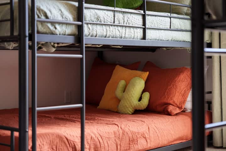 Habitación con literas: ¡literas completas y divertidas con una decoración vibrante para disfrutar de la mejor escapada de aventura!
