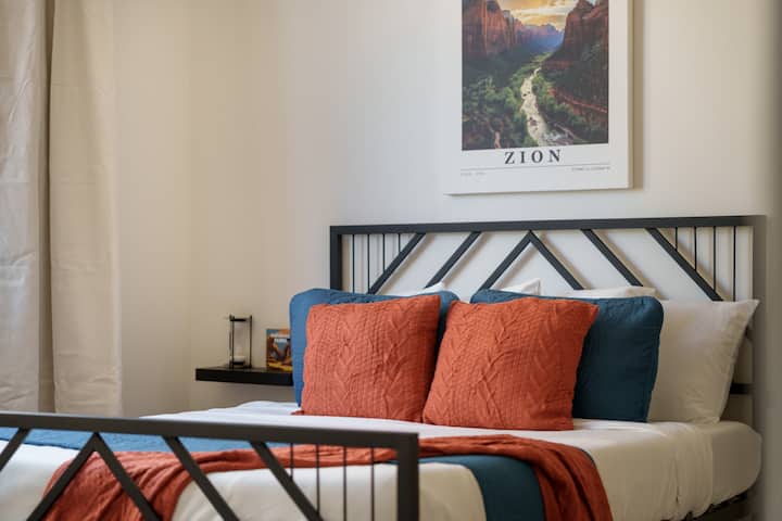 Dormitorio de retiro: ¡almohadas de colores vivos y vistas impresionantes te esperan para disfrutar de una escapada relajante en Zion!