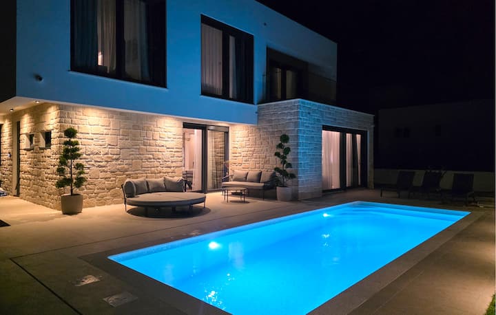 Stunning Home In Seget Donji - Trogir