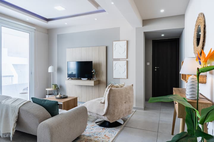 Beach Daze 1-br Apt By Finikoudes Beach - Larnaca