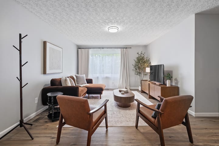 Chic Modern Home | Free Parking | Grove City - Ohio
