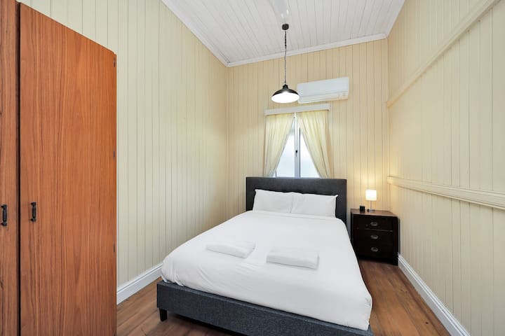 El tercer dormitorio cuenta con una cama tamaño queen, armarios empotrados, aire acondicionado, estación de carga y ventilador de techo.