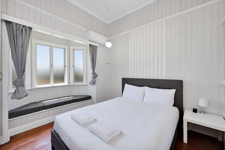 El segundo dormitorio cuenta con una cama tamaño queen, armarios empotrados, ventanal, aire acondicionado, estación de carga y ventilador de techo.