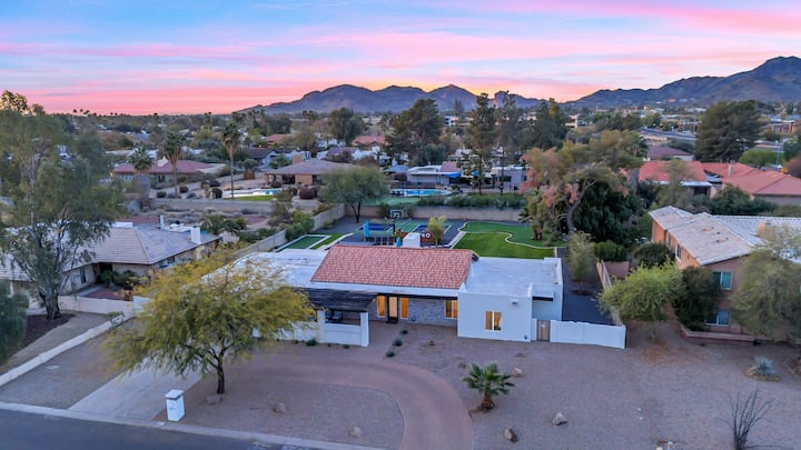 Entertaining Estate: Pickleball, B-ball & Golf! - Houses for Rent in ...