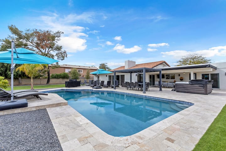 Entertaining Estate: Pickleball, B-ball & Golf! - Houses for Rent in ...