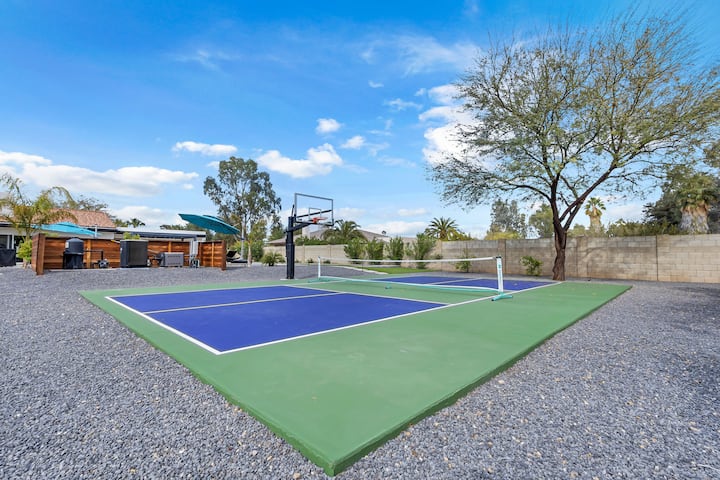 Entertaining Estate: Pickleball, B-ball & Golf! - Houses for Rent in ...