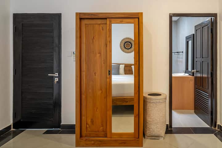 Hyrja e dhomës së gjumit me gardërobë dhe qasje në banjën private