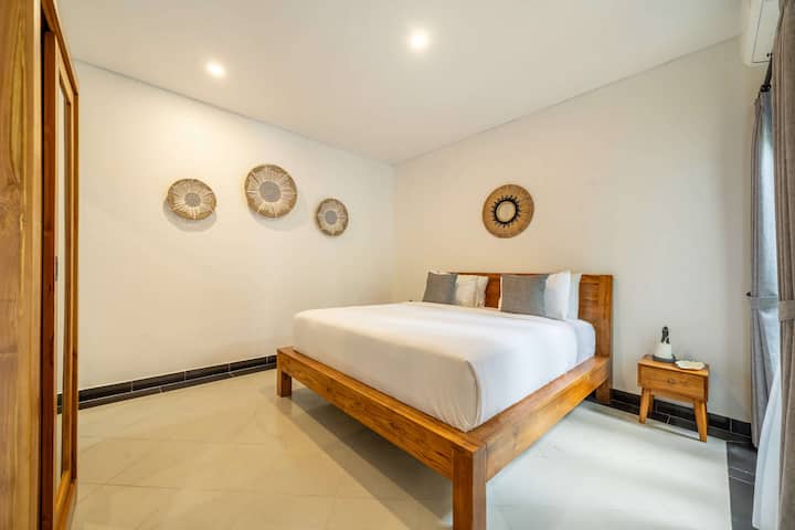 Dhomë gjumi e ndriçuar me banjë private, krevat dopio "King" dhe dritë natyrale