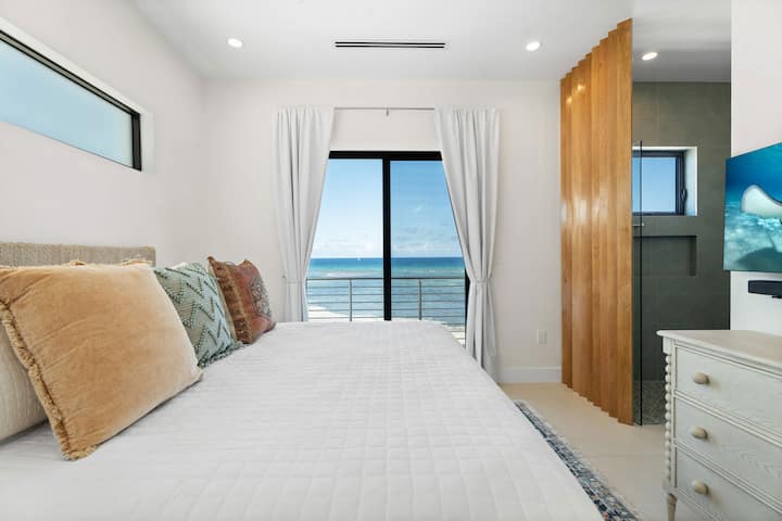 El dormitorio 2 se encuentra en el nivel superior y cuenta con una cama king, televisor de alta definición y acceso directo a un balcón compartido con vista al mar.