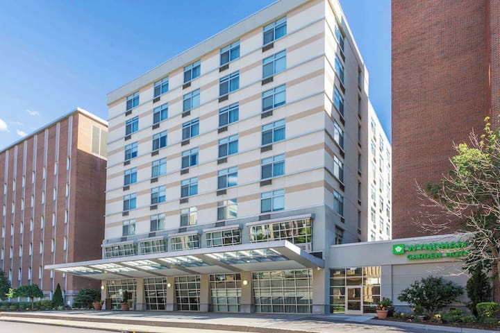 King Deluxe | Wyndham Buffalo Dt | Elevated Base - Buffalo, NY