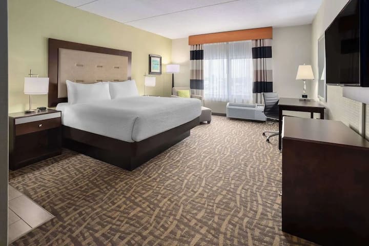 Wyndham Buffalo Dt | King Deluxe | More Room - Buffalo, NY