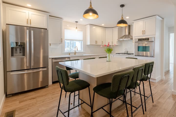 Charming Retreat In Downtown Wakefield Off Main St - Narragansett, RI