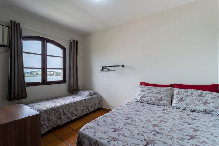 Quarto confortável ideal para noites tranquilas de descanso