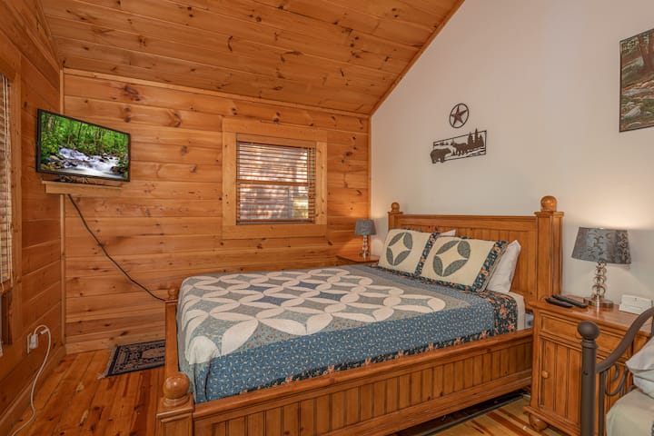 Брачна спална соба на горниот кат со кревет на спуштање до неа