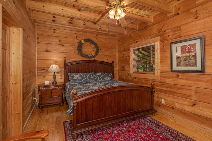 Спална соба на главниот кат со голема сопствена бања со туш.