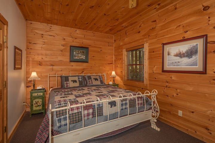 Брачна спална соба на пониско ниво/ пристап до терасата со хидромасажна када