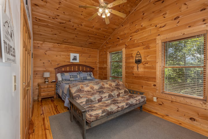 Брачна спална соба на највисоко ниво со футон за дополнителен простор за спиење или гледање телевизија