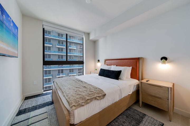 Despiértese con vistas a la ciudad en este dormitorio para invitados, magníficamente equipado y con una cama tamaño queen.