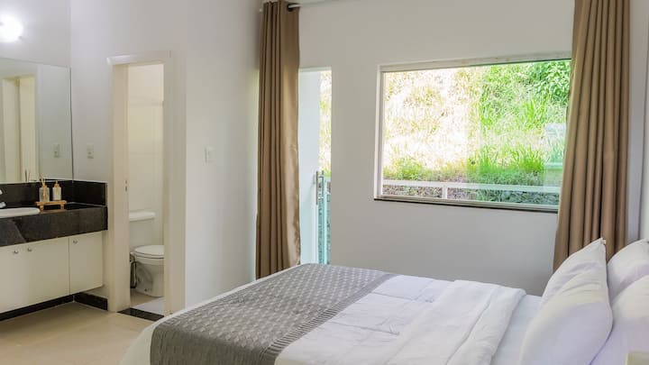 Quarto aconchegante perfeito para relaxar com tranquilidade