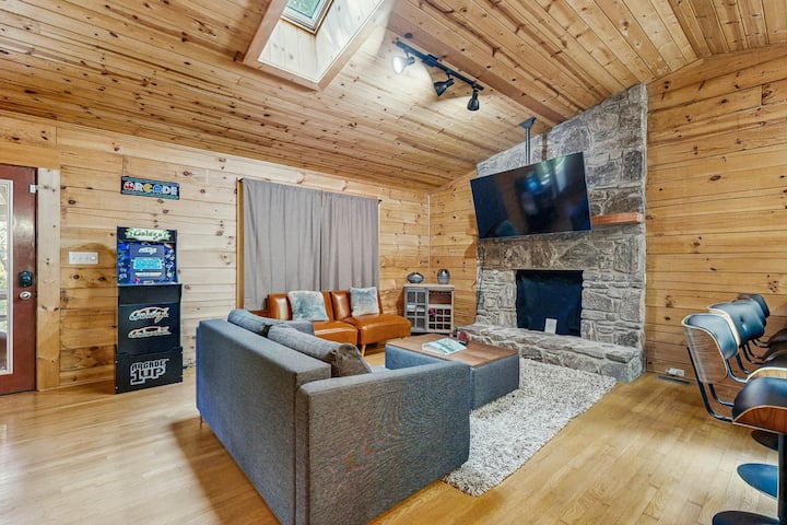 2br Cabin W/game Room, Porch, & Mountain Views - Maggie Valley, NC