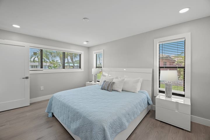 غرفة نوم رئيسية مع سرير كينج