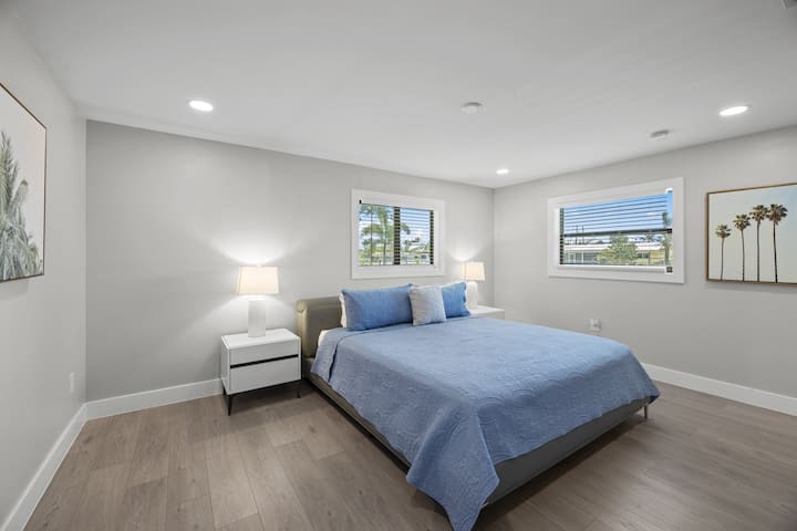 غرفة نوم الضيوف رقم 1 مع سرير كبير