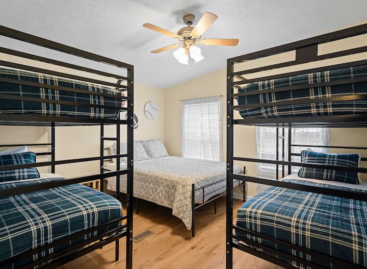 DORMITORIO 1: Dormitorio familiar con cama queen y litera doble; ¡capacidad para seis huéspedes en total!
