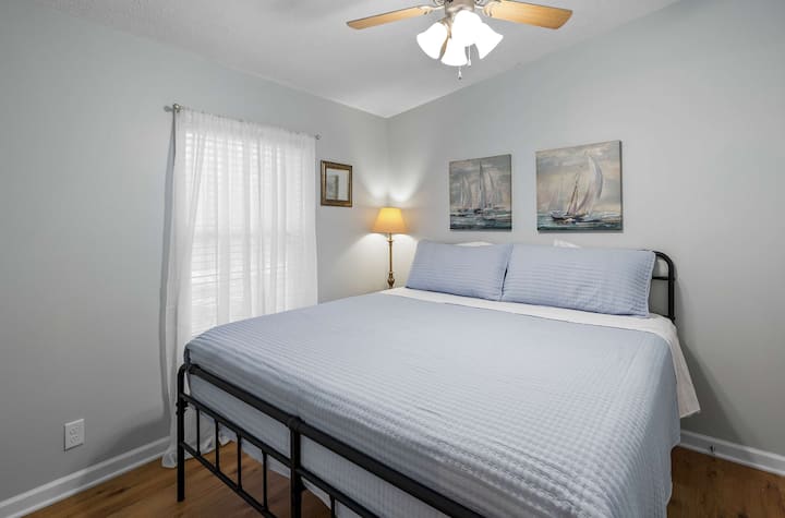 DORMITORIO 2: Dormitorio con cama king size y temática de navegación; capacidad para dos huéspedes; armario no incluido en la foto.