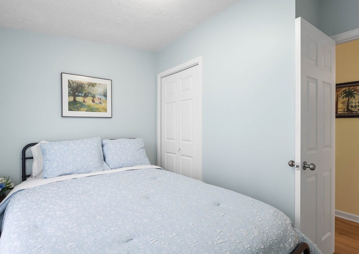 DORMITORIO 3: Dormitorio con cama queen; capacidad para dos huéspedes; con clóset.