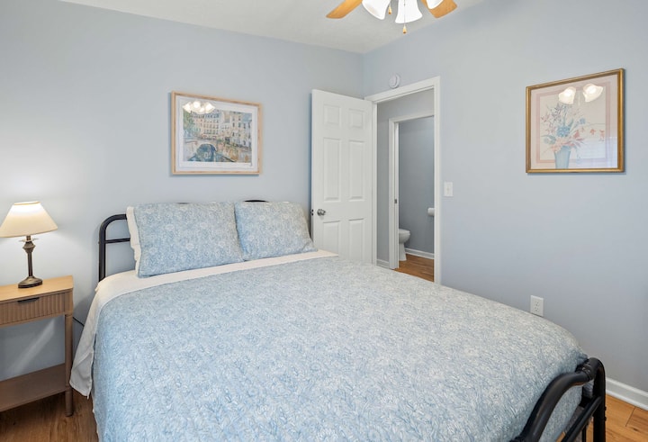 DORMITORIO 4: Dormitorio con cama queen dos; capacidad para dos personas; cuenta con baño en suite.
