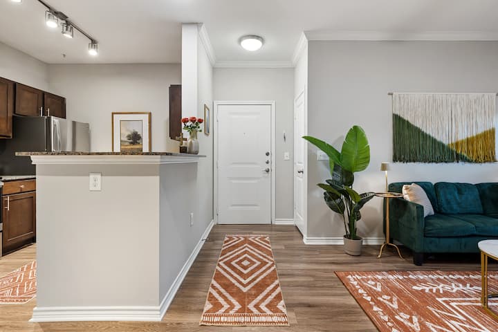 Modern Ground Floor 1br W/ Pool, Wifi & Parking - San Antonio, TX