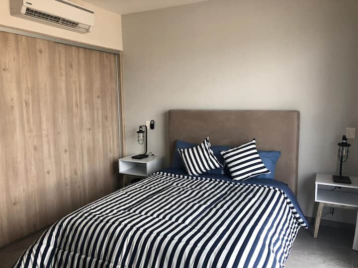El segundo dormitorio cuenta con una cama tamaño queen grande.