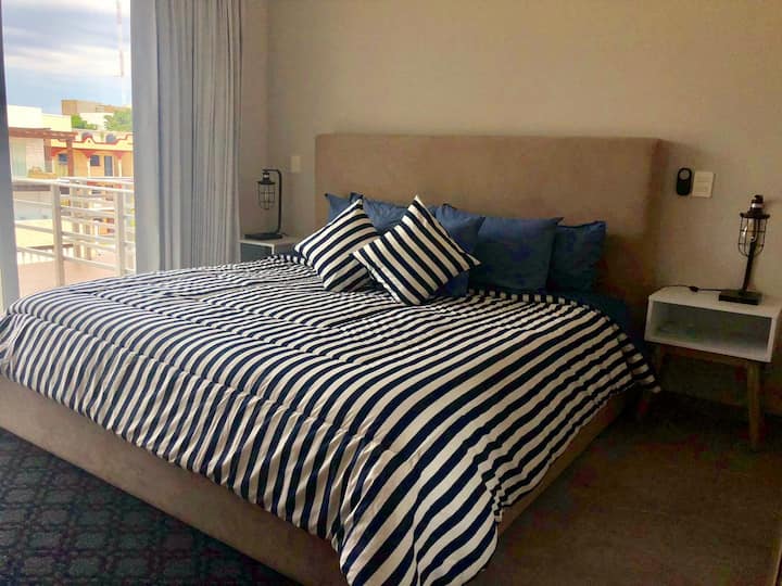El dormitorio principal está equipado con una cómoda cama tamaño king que te permitirá recuperar energías y disfrutar del descanso que te mereces.
