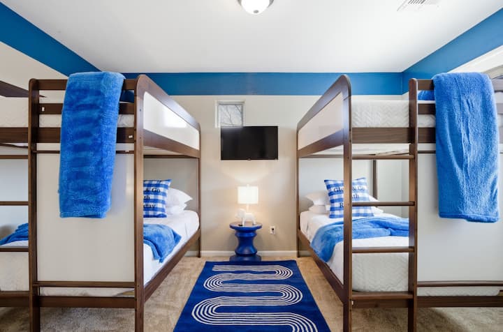 Divertida habitación con literas en Glow & Go: ideal para niños, amigos y para crear recuerdos juntos.