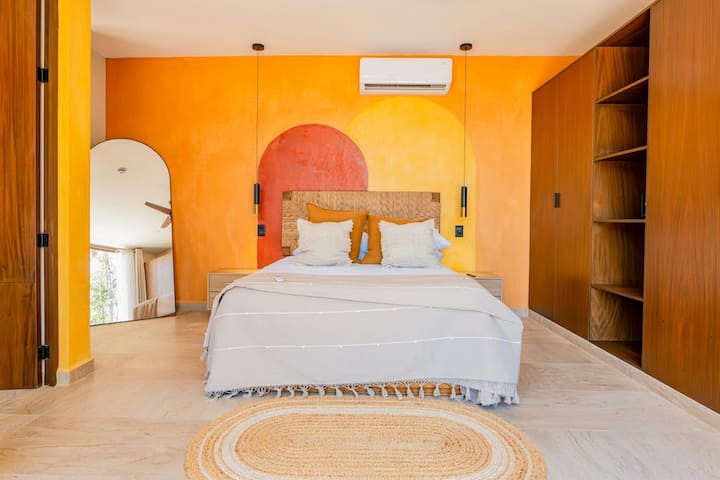 Chambre avec tête de lit intégrée