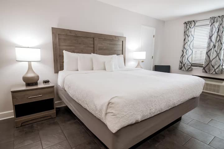 Sunlit Stay With Resort Views And Coastal Air - Pawleys Island, SC