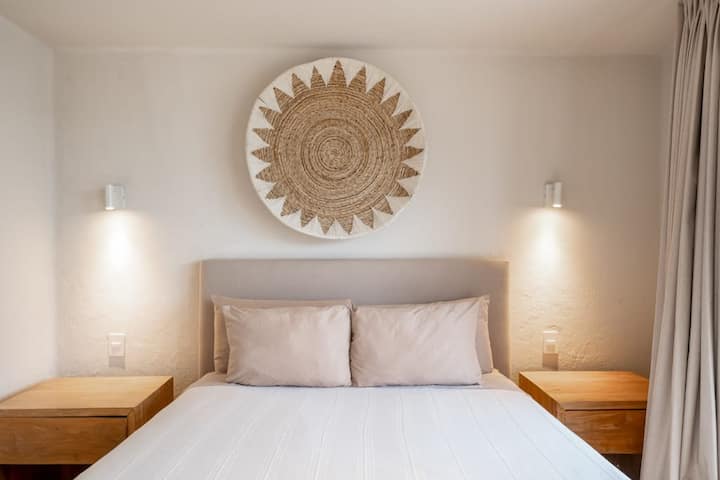 Dormitorio con cama tamaño queen.