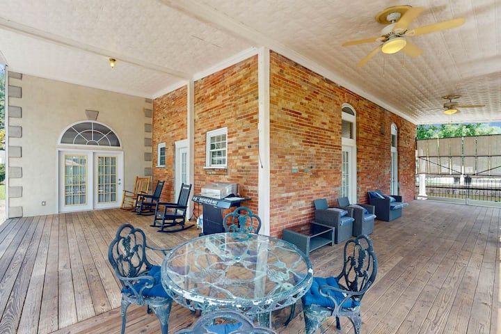 Riverside Serene Mountain Getaway, Modern Comfort - Cherokee, NC