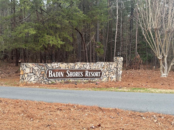 Badin Shores Resort - Excellent Location - Pools & - New London, NC