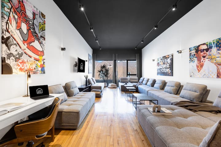 Sala de estar #1: cuenta con 8 sofás cama completos lujosos, nuevos, perfectos para sentarse en grupo y proporcionar un amplio espacio para dormir. Incluye un televisor inteligente de alta definición con Netflix, YouTube y Prime Video.