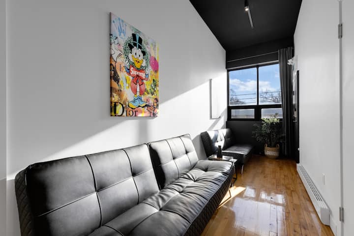 Sala de estar #2: cuenta con 4 nuevas camas futón completas, perfectas para sentarse en grupo y proporcionar un amplio espacio para dormir, además de estanterías para tu disfrute de la lectura.