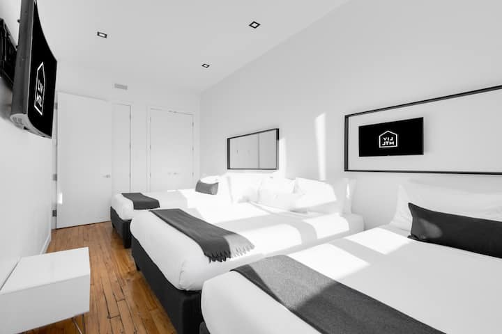 Dormitorio grande: cuenta con 3 camas tamaño queen con lujosos colchones de espuma viscoelástica, que proporcionan un amplio espacio para dormir. Incluye espacio para guardar ropa, aire acondicionado y un televisor inteligente para tu comodidad. Esta configuración garantiza la comodidad y un sueño reparador para todos los huéspedes.