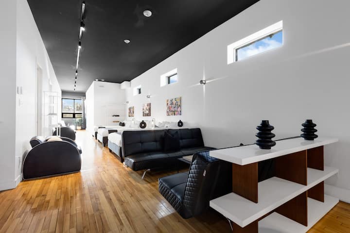 Sala de estar #2: cuenta con 4 nuevas camas futón completas, perfectas para sentarse en grupo y proporcionar un amplio espacio para dormir, además de estanterías para tu disfrute de la lectura.