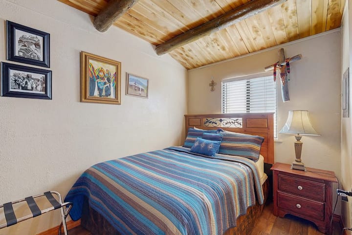 Acomódate en una segunda habitación con cama tamaño queen, llena de color y luz