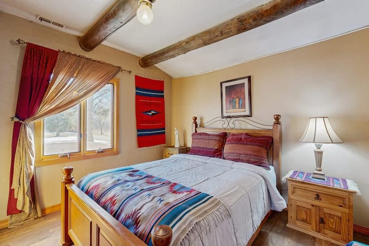 Disfruta de una acogedora recámara con cama tamaño queen y decorada con textiles del suroeste