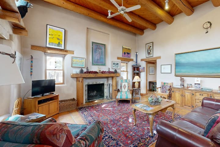 Adobe Retreat - Walk To Plaza, Fireplace, Patio - 타오스