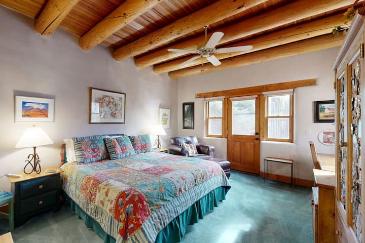 Relájate en la suite principal con cama tamaño king y acceso al patio trasero