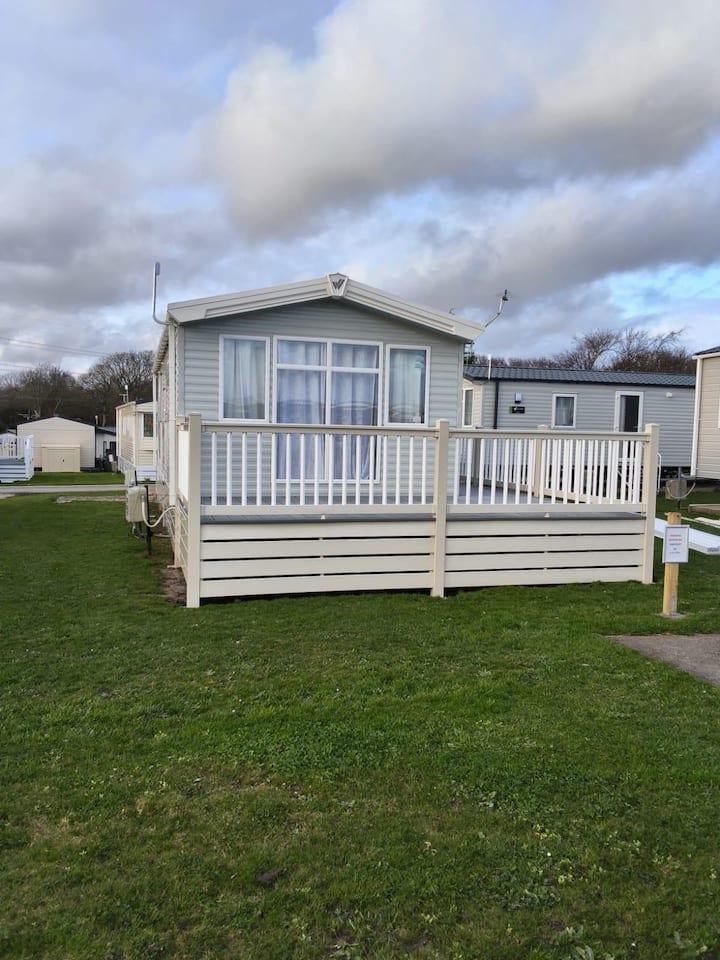 Cosy Caravan With Decking, Hampshire Ref 38088sb - Hamble-le-Rice