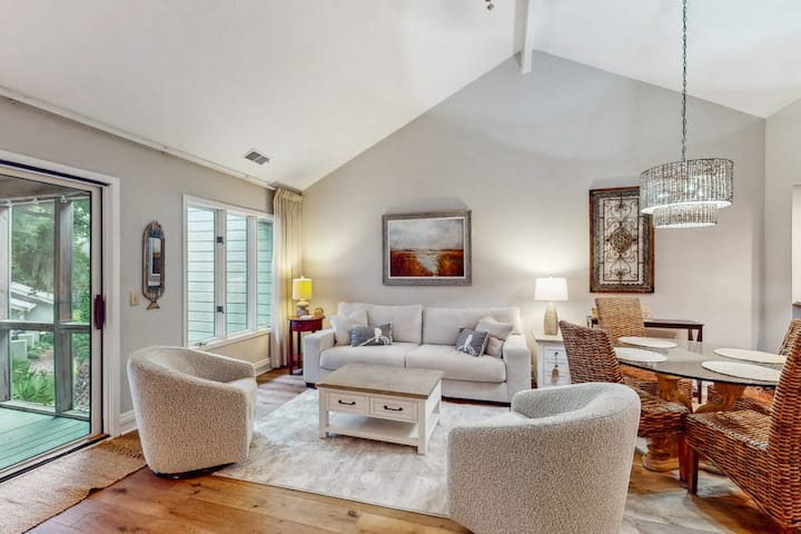 Pool View Condo With Screened In Patio, Complex Po - Hilton Head Island, SC