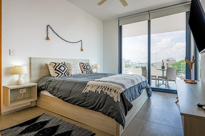 Dormitorio principal con cama tamaño queen y balcón